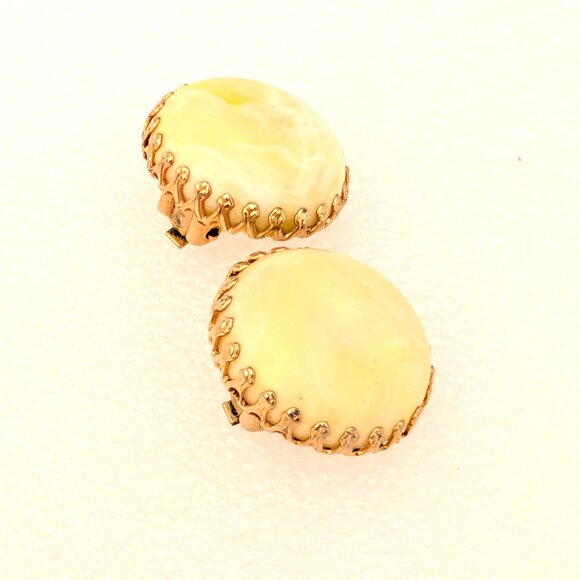 Pale lemon yellow and white swirl design vintage clip on earrings - Picture 5 of 6